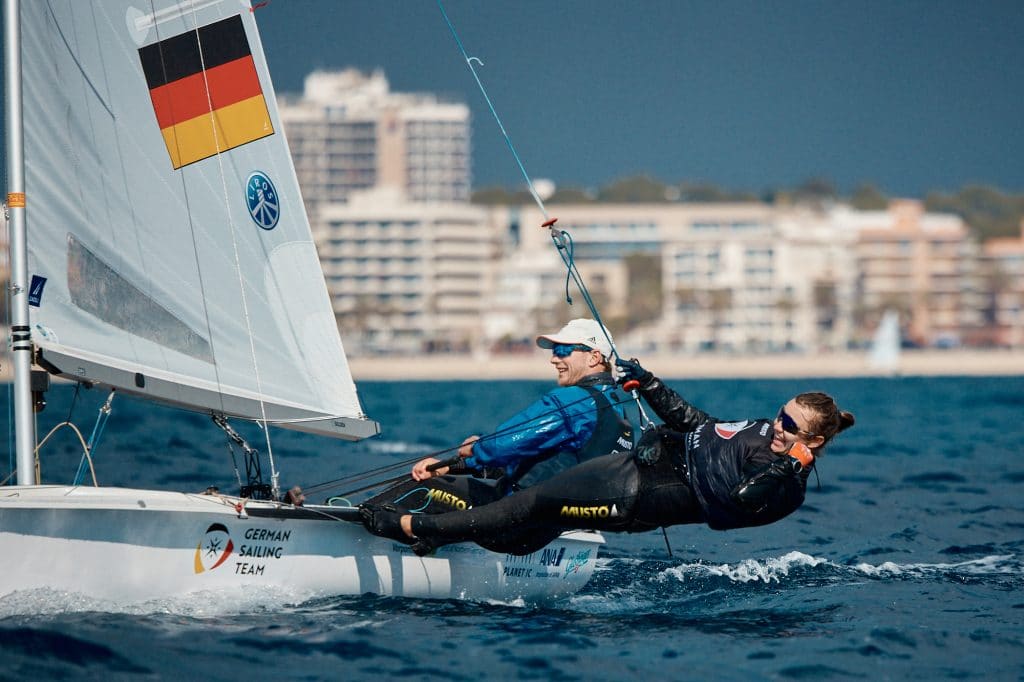 Anastasiya mit ihrem Mann und Segelpartner Malte Winkel. Er hält ihr aktuell so gut wie möglich den Rücken frei. Foto: DSV/Felix Diemer 