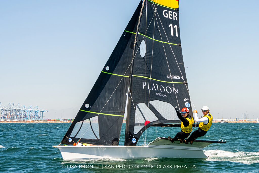 Fabian Rieger und Richard Schultheis segeln mit ihrem 49er vor Los Angeles