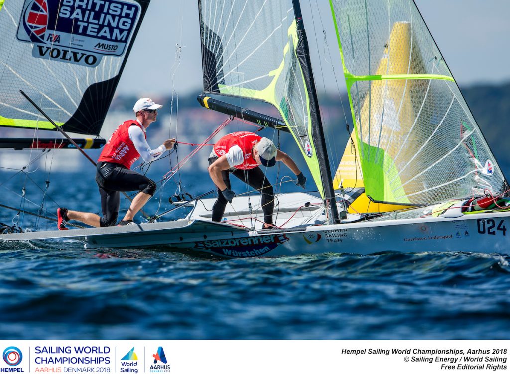 Tim Fischer und Fabian Graf starten von Platz 2 ins Medal Race der 4945. Foto: Sailing Energy