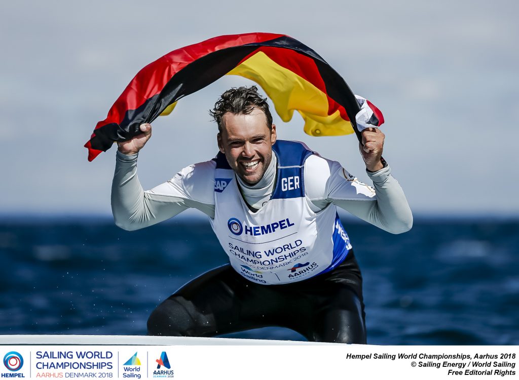 Unbändige Freude über Bronze. Die Flagge trug Philipp Buhl während des Medal Race übrigens in der Schwimmweste. Foto: Sailing Energy