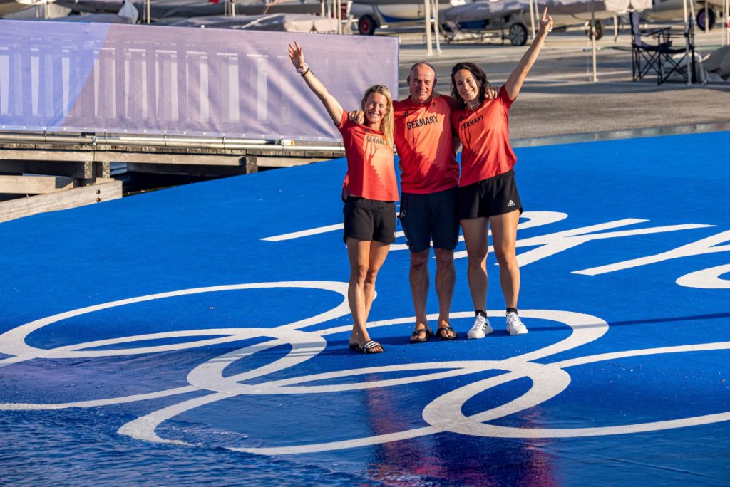 Tina Lutz, Susann Beucke und ihr Coach Ian Barker. Er gewann ebenfalls Silber im 49er. Foto: © Sailing Energy / World Sailing