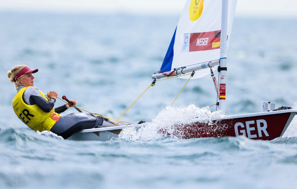 Bei den Olympischen Spielen in Tokyo segelte Svenja Weger als einzige Deutsche im gelben Trikot der Gesamtführenden. Foto: Sailing Energy / World Sailing