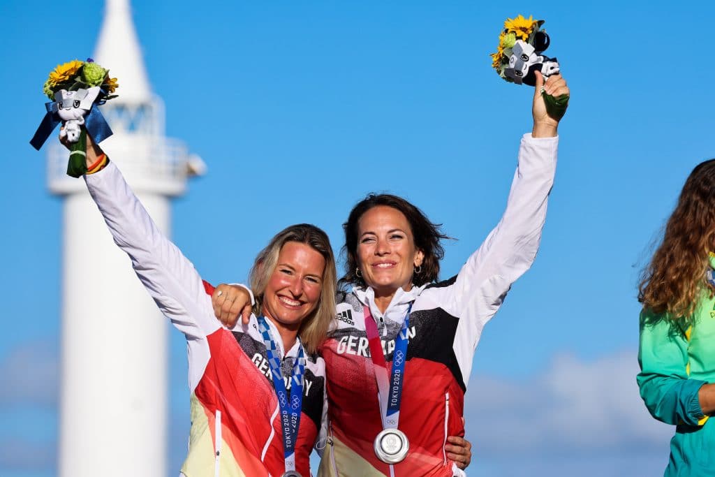 Krönung ihrer gemeinsamen 5611 Tage in einem Boot: Die Silbermedaille für Tina Lutz und Susann Beucke in Tokio. Foto: © Sailing Energy / World Sailing