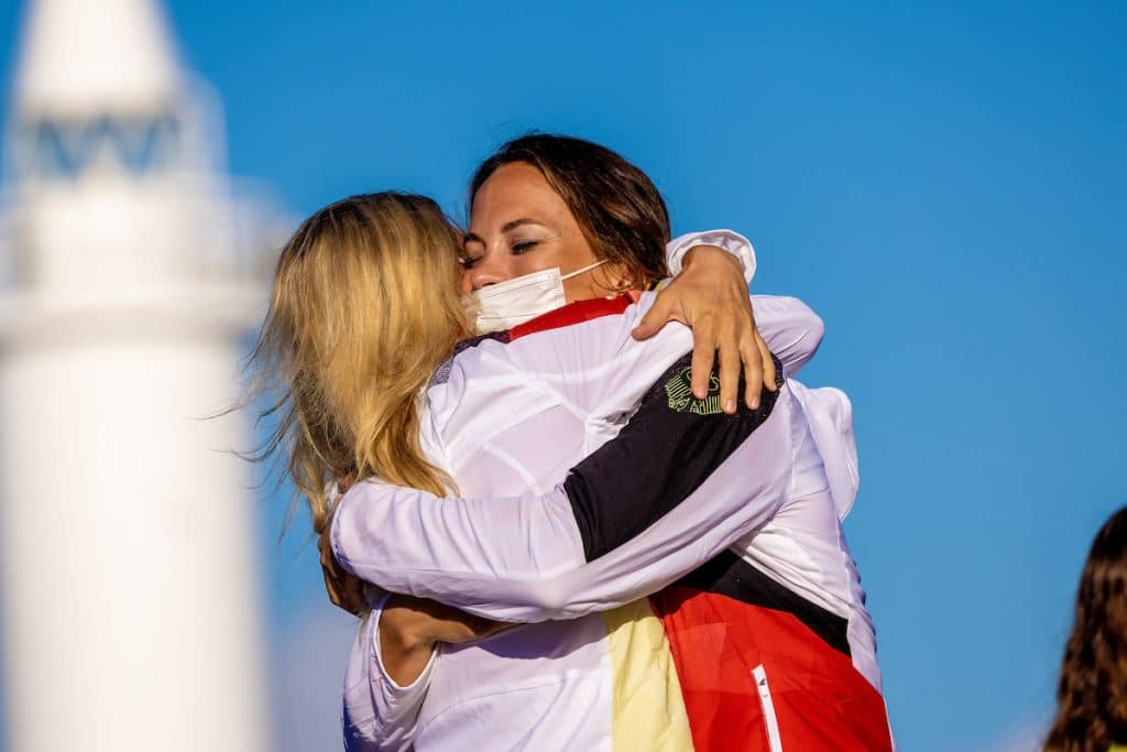 Olympia 2021 unter Corona-Bedingungen: Maske auch bei der Medal Ceremony. Foto: © Sailing Energy / World Sailing