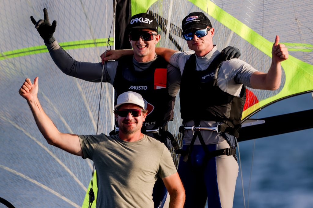 Tim Fischer, Fabi Graf und Coach Max Groy: Freude über WM-Silber, auch wenn die verpasste Titelchance kurz nach dem Finale noch etwas schmerzte. Foto: Sailing Energy