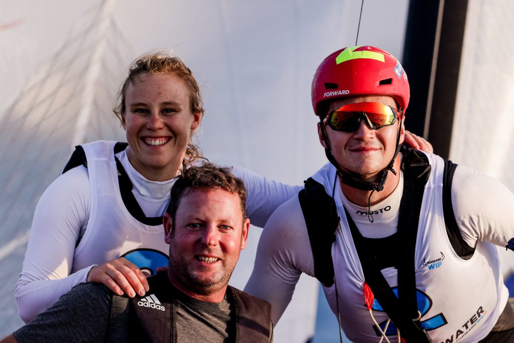 Paul Kohlhoff und Alica Stuhlemmer mit Coach Marcus Lynch. Foto: Sailing Energy