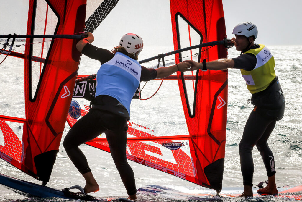 Sebastian Kördel gratuliert Nicolo Renna zum gewonnenen Finalrennen. Foto: © SAILING ENERGY