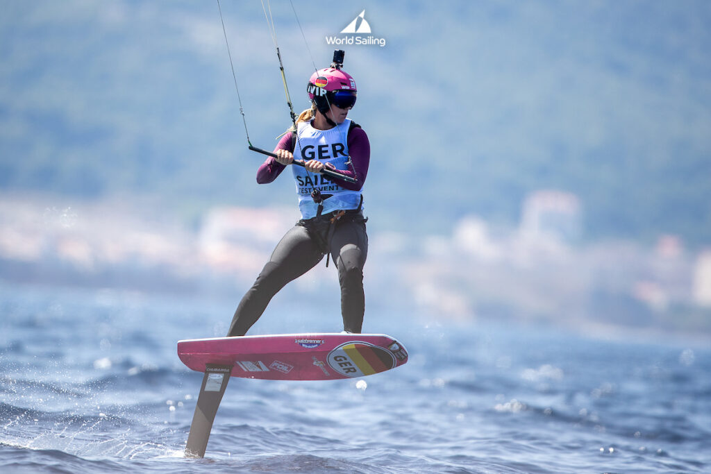 DSV-Kiterin Leonie Meyer wurde ebenso wie ihr Teamkamerad Flo Gruber beim Test Event Achte. Foto: World Sailing