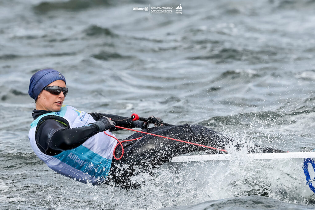 Starker Start für Julia Büsselberg: Rang vier nach zwei Auftaktrennen. Foto: World Sailing / Sailing Energy 