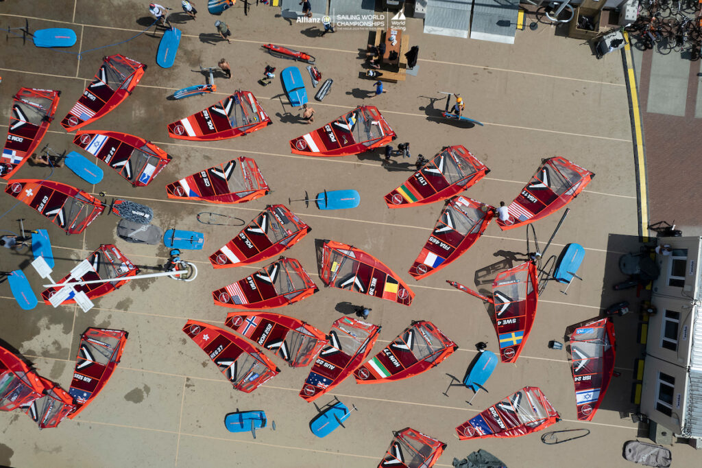 Zu wenig Wind, um gegen den Tidenstrom anzukommen: Die meisten Klassen blieben an Tag 8 der Weltmeisterschaft an Land. Foto: Sander van der Borch / World Sailing