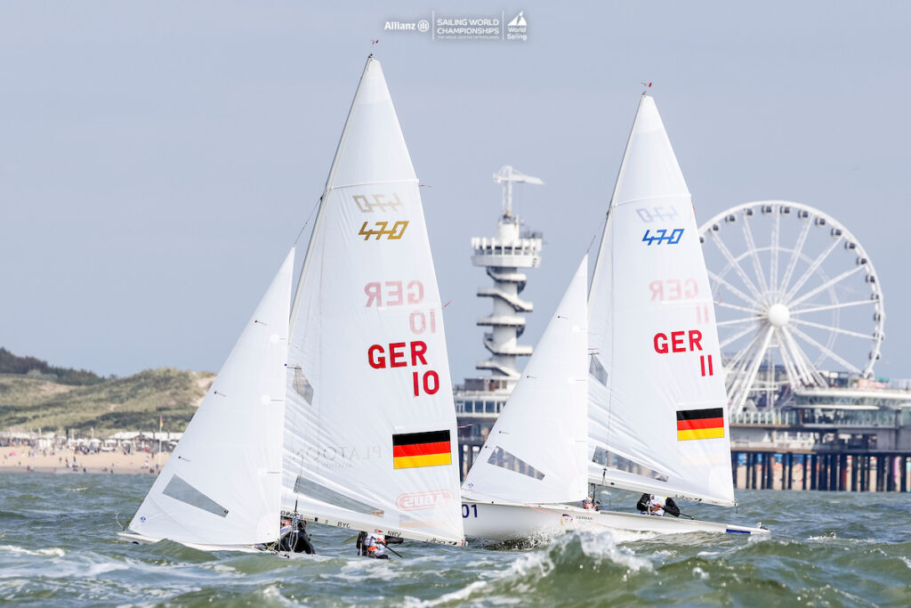 Die Teams Wanser/Autenrieth und Diesch/Markfort im Medal Race. Foto: World Sailing/Sailing Energy 