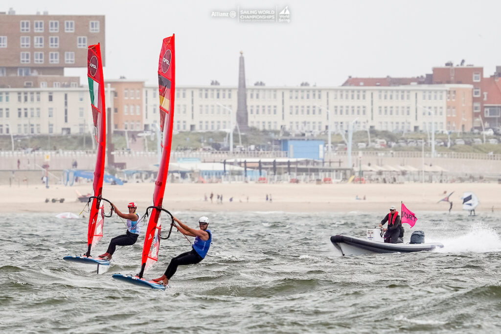 Nachdem Nicolo Renna an einer Tonne hängengeblieben war, konnte Sebastian Kördel den Italiener noch überholen und Silber sichern. Foto: Sailing Energy / World Sailing