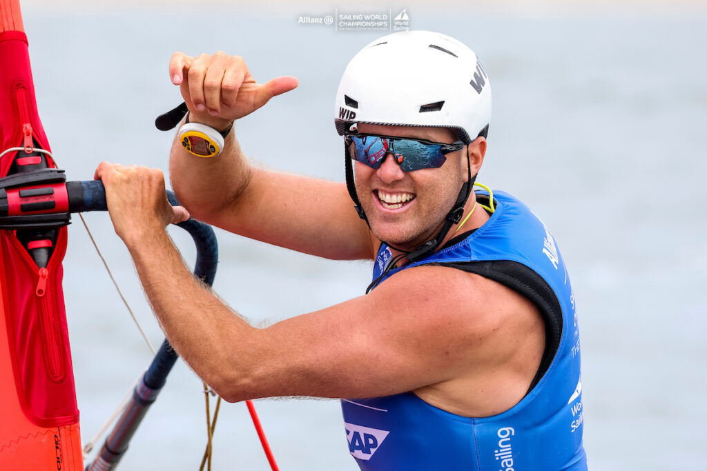 Sebastian Kördel gewinnt seine zweite WM-Medaille im iQFOiL. Foto: Sailing Energy / World Sailing