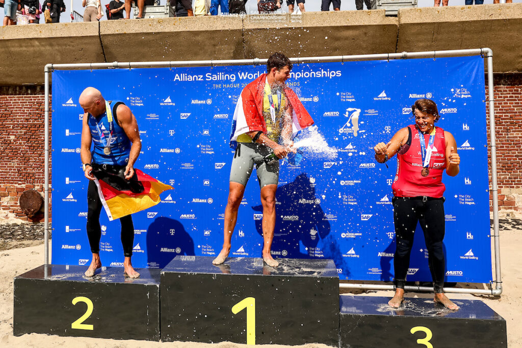 Nicolo Renna, Sebastian Kördel und Luuc van Opzeeland hatten sich die gesamte WM-Woche über spannende Duelle geliefert. Foto: Sailing Energy / World Sailing. 