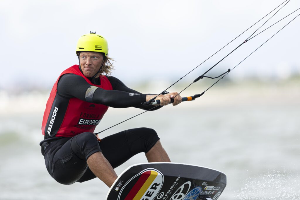 Voller Fokus: Jannis Maus sicherte mit couragierten Starts, sehr gutem Speed und starken Nerven das Nationenticket für die deutschen Kite-Männer. Foto: Lloyd Images