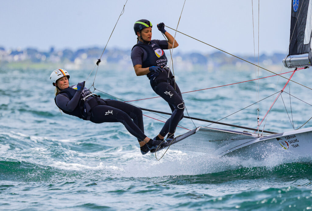 Maru Scheel udn Freya Feilcke bei starkem Wind in Action auf ihrem 49er FX