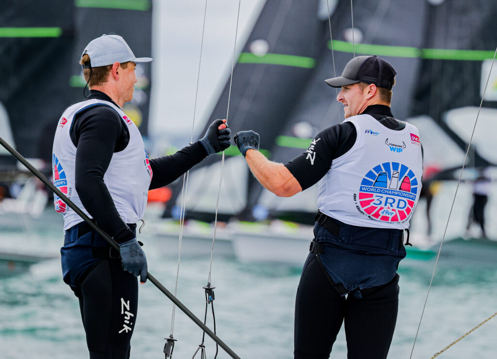 Jakob Meggendorfer udn ANdreas Spranger unterhalten sich nach dem letzten WM-Rennen auf ihrem Boot.