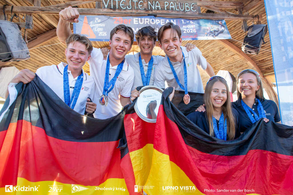 Drei strahlender deutsche 29er-Crews bei der Siegerehrung der 29er-EM 2026 in Tschechien