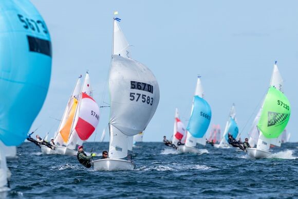 420er Jollen unter Spinnaker mit den Nummern im Segel