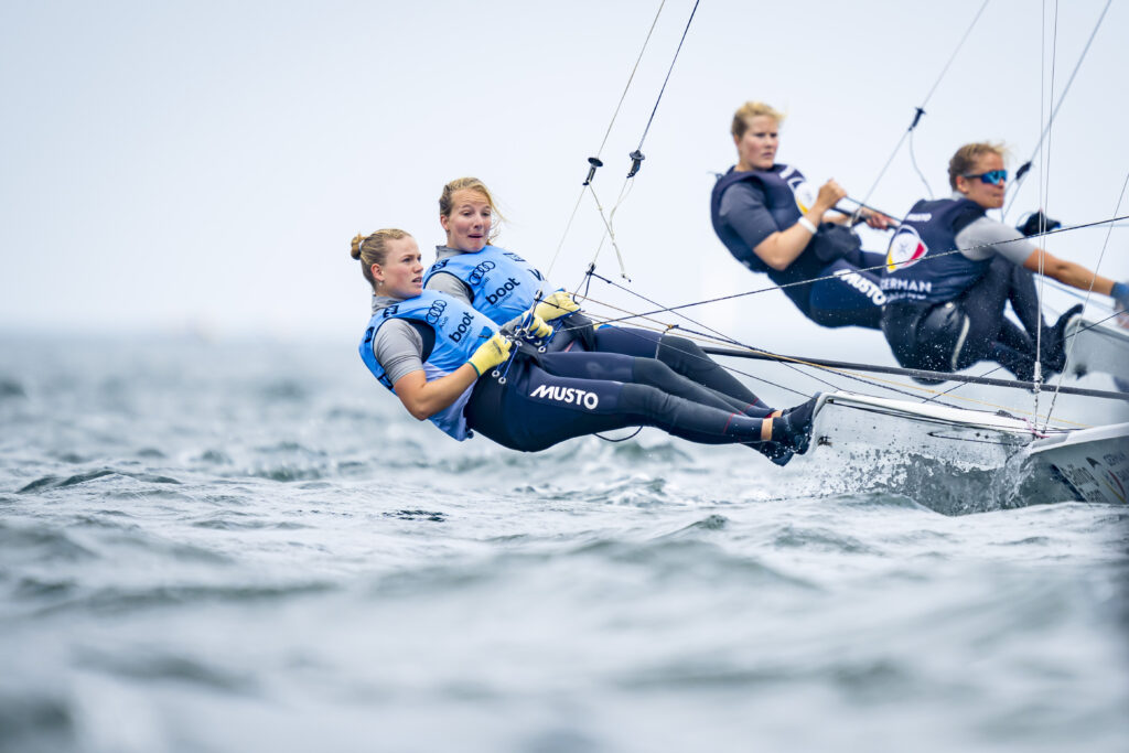 Nach einem Frühstart-Auftakt starteten Marla Bergmann und Hanna Wille ihre erfolgreiche Aufholjagd. Foto: Kieler Woche/Sascha Klahn