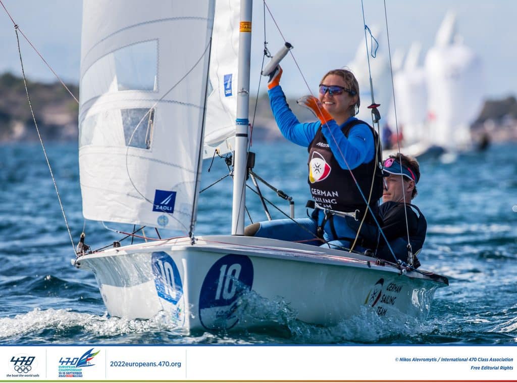 Malte und Anastasiya Winkel verbesserten sich am Leichtwind-Donnerstag um sechs Plätze auf den siebten Rang. Foto: alenphoto.gr 