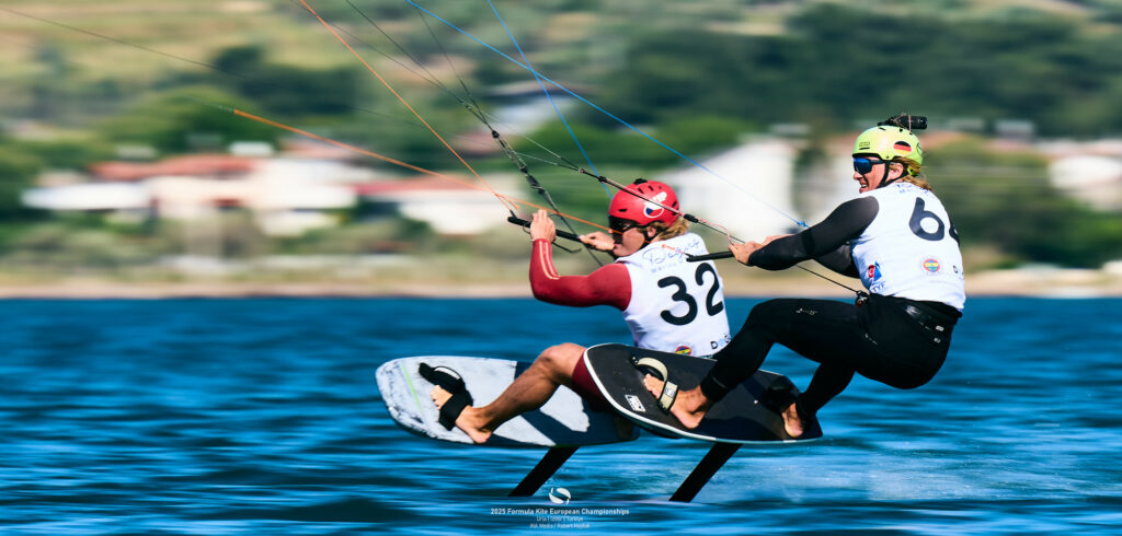 Der deutsche Kitesurfer Jannis Maus im Zweikampf mit einem Konkurrenten bei der Kite-Europameisterschaft 2025