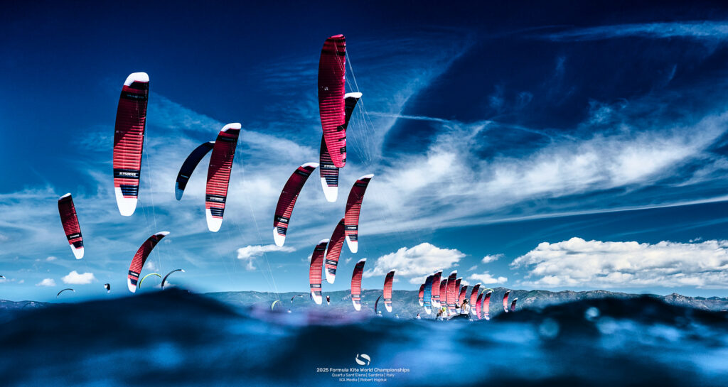 Rote Kites die wie Drachen aussehen vor blauem Himmel