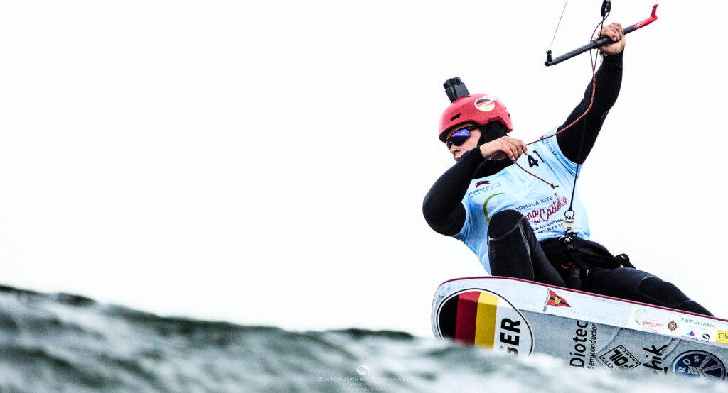 Der Deutsche Kitesurfer Jan Vöster auf seinem Board