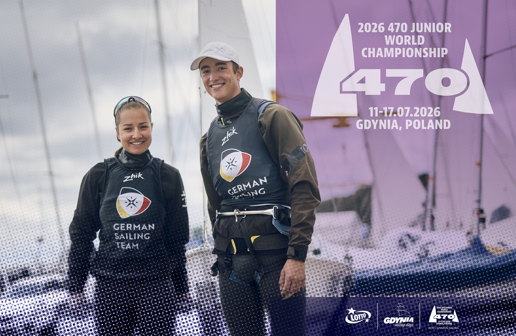 Amelie Wehrle und Riccardo Honold stehen vor dem Eventplakat der 470er JWM.