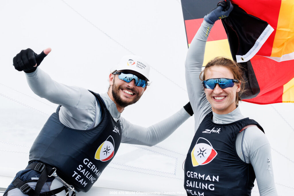 Theresa Löffler und Christopher Hoerr schwenken jubeld eine Deutschlandfahne auf ihrem Boot