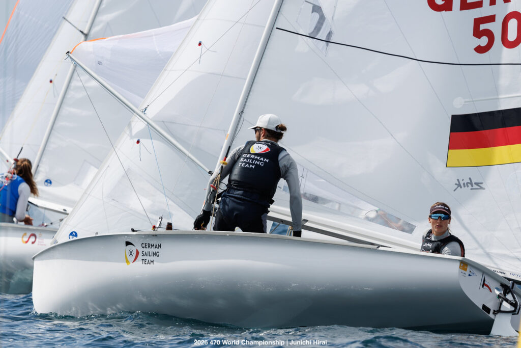 Thersa Löffler und Chrustopher Hoerr segeln konzentriert ihren 470er