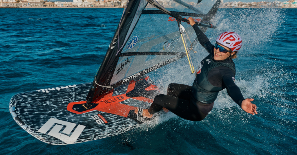Sophia Meyer auf ihrem iQFOiL-Board