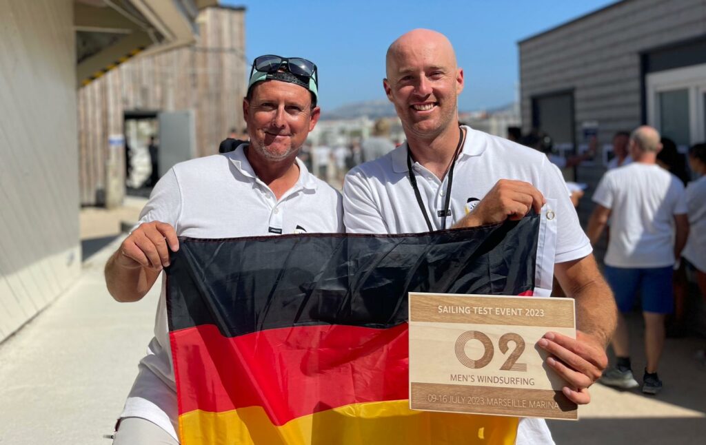 Windsurfer Sebastian Kördel und sein Coach Dom Tidey feierten eine bravouröse Aufholjagd. Foto: privat