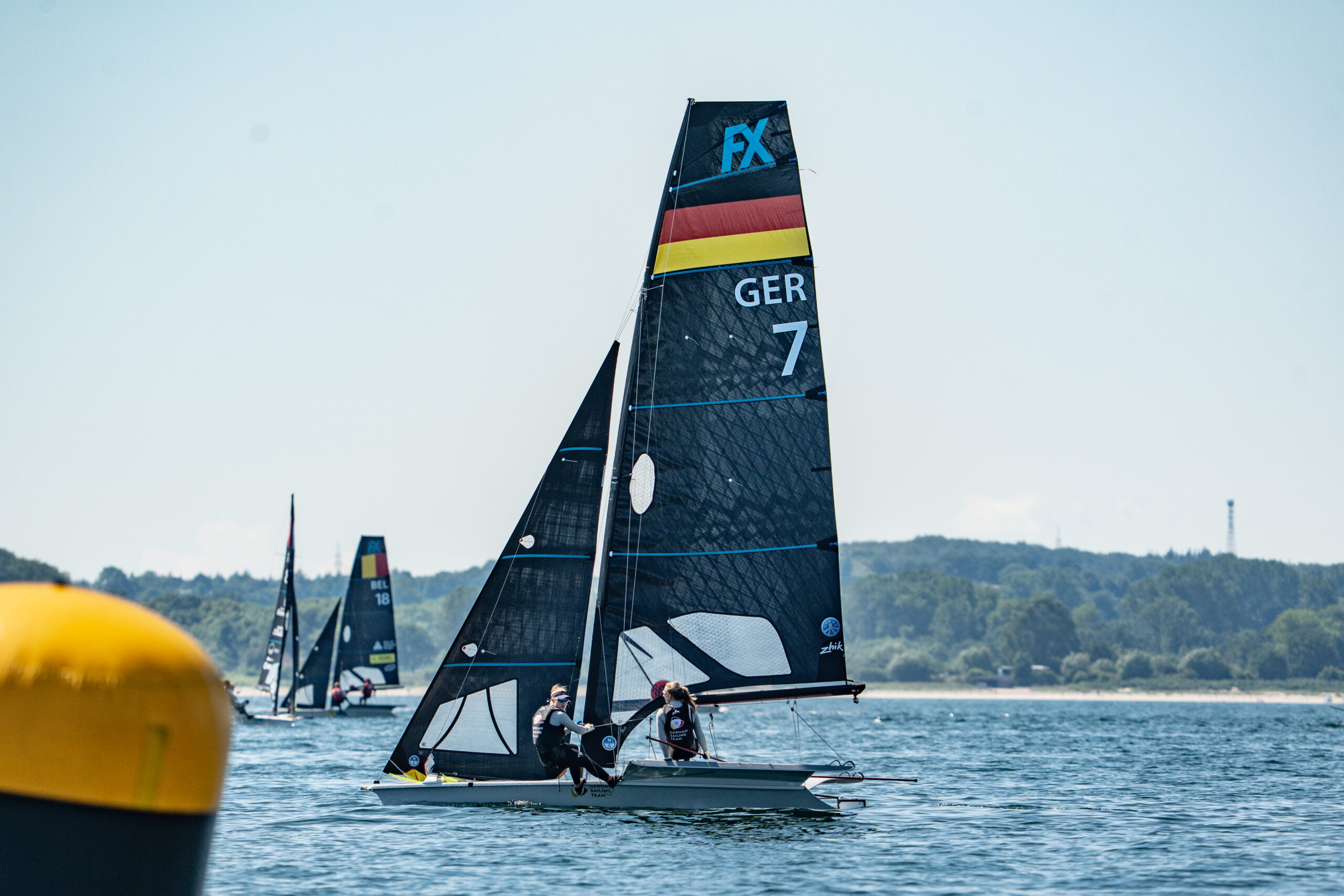 Ein 49er FX mit der Segelnummer 7.
