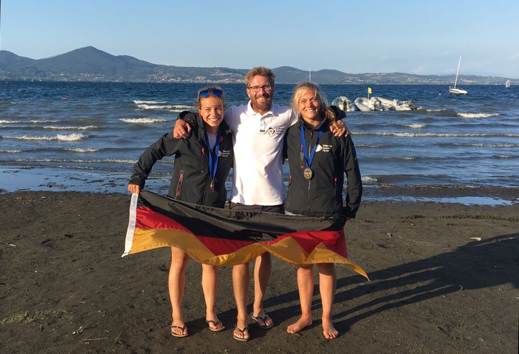 Thers Dahnke und Birte Winkel mit 470er Junioren-Bundestrainer Hendrik Ismar.