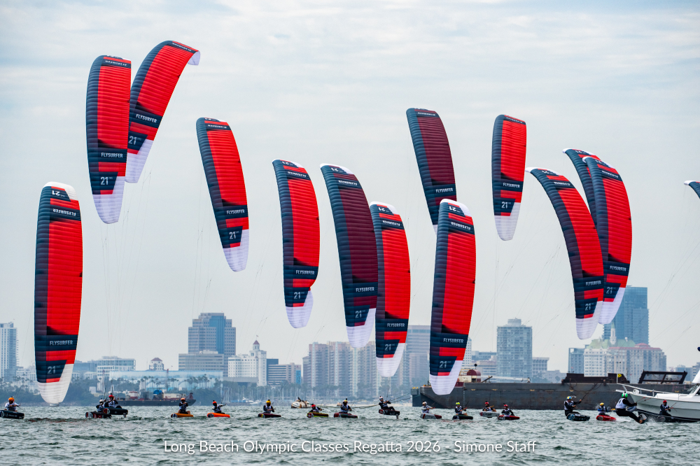 Viele Kitesurfer vor der Kulisse von Long Beach