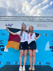 Esther Rodenhausen und Luisa Sophie Becker aus der Jugend-Nationalmannschaft freuen sich über Silber in der U17-WErtung der Frauen. 