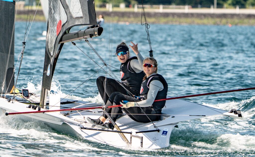 Zwei Seglerinnen freuen sich über den Erfolg bei einer Regatta auf der Skiffjolle 49er FX.