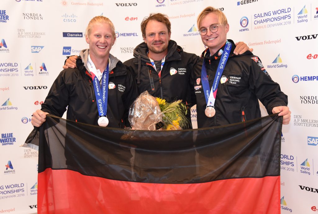 Tim Fischer und Fabi Graf mit Trainer Max Groy. Der gewann an der Vorschot von Marcus Baur vor 14 Jahren die letzte deutsche WM-Medaille im 49er 