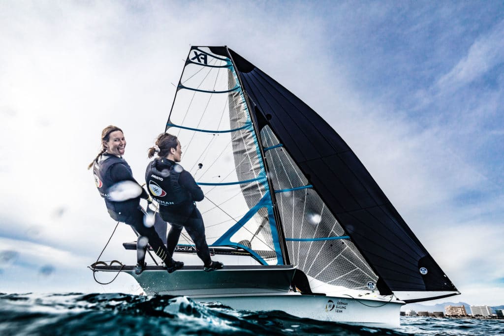 "Wind, Welle und sauberes Wasser" – Tina Lutz und Susann Beucke schätzen das Olympiarevier vor Enoshima. Foto: DSV/Lars Wehrmann 