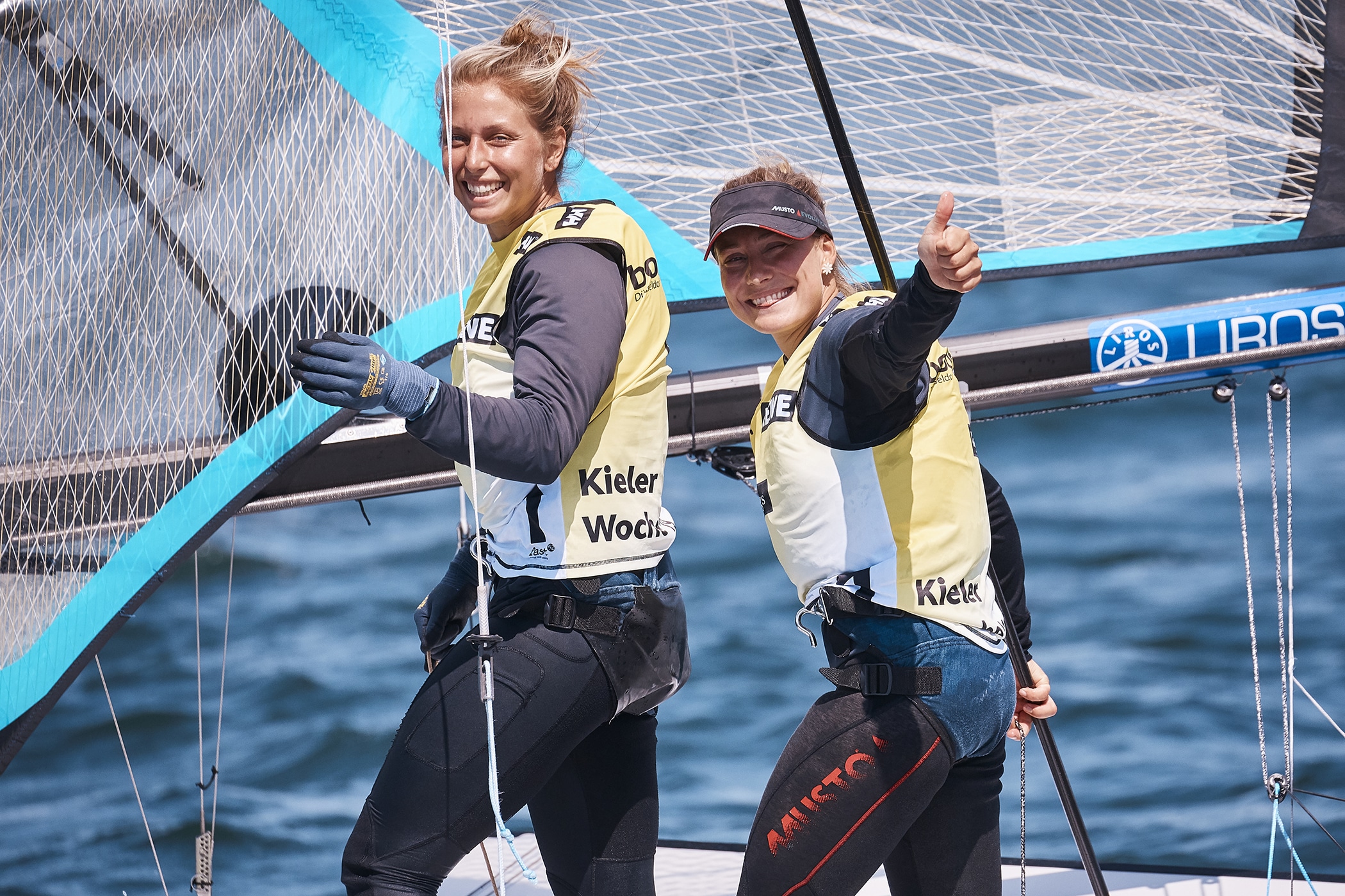 Vicky Jurczok und Anika Lorenz freuen sich über ihren ersten Kieler Woche-Sieg. Foto: DSV/Felix Diemer