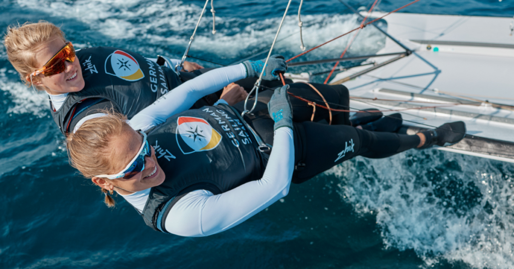 Maru Scheel und Freya Feilcke im Trapez ihres 49er-Skiffs
