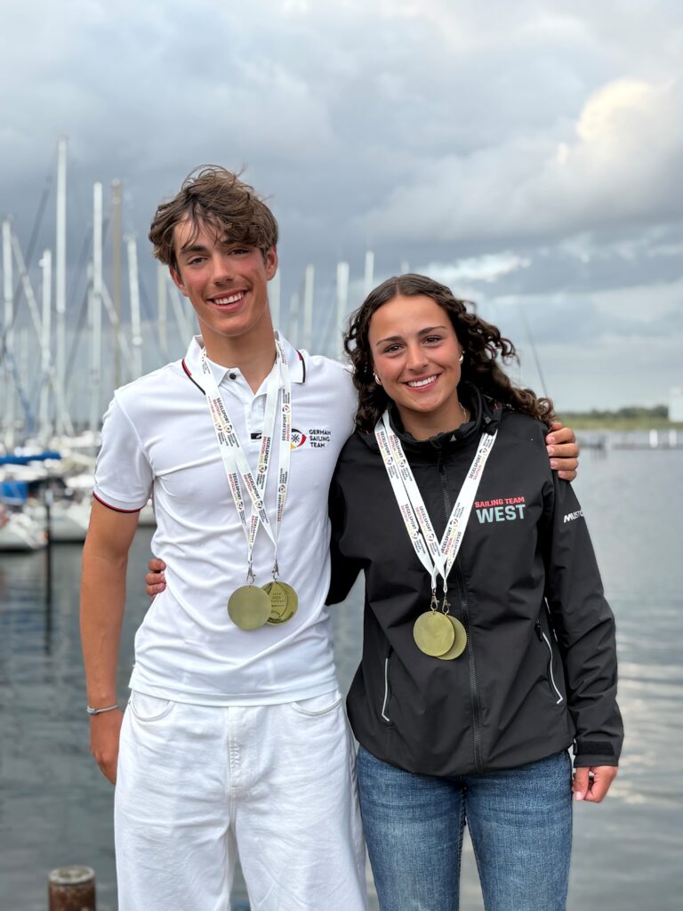ILCA 6 Gewinner Levian Büscher und ILCA 4 Gewinnerin Johanna Brinkmann nach der Siegerehrung. 