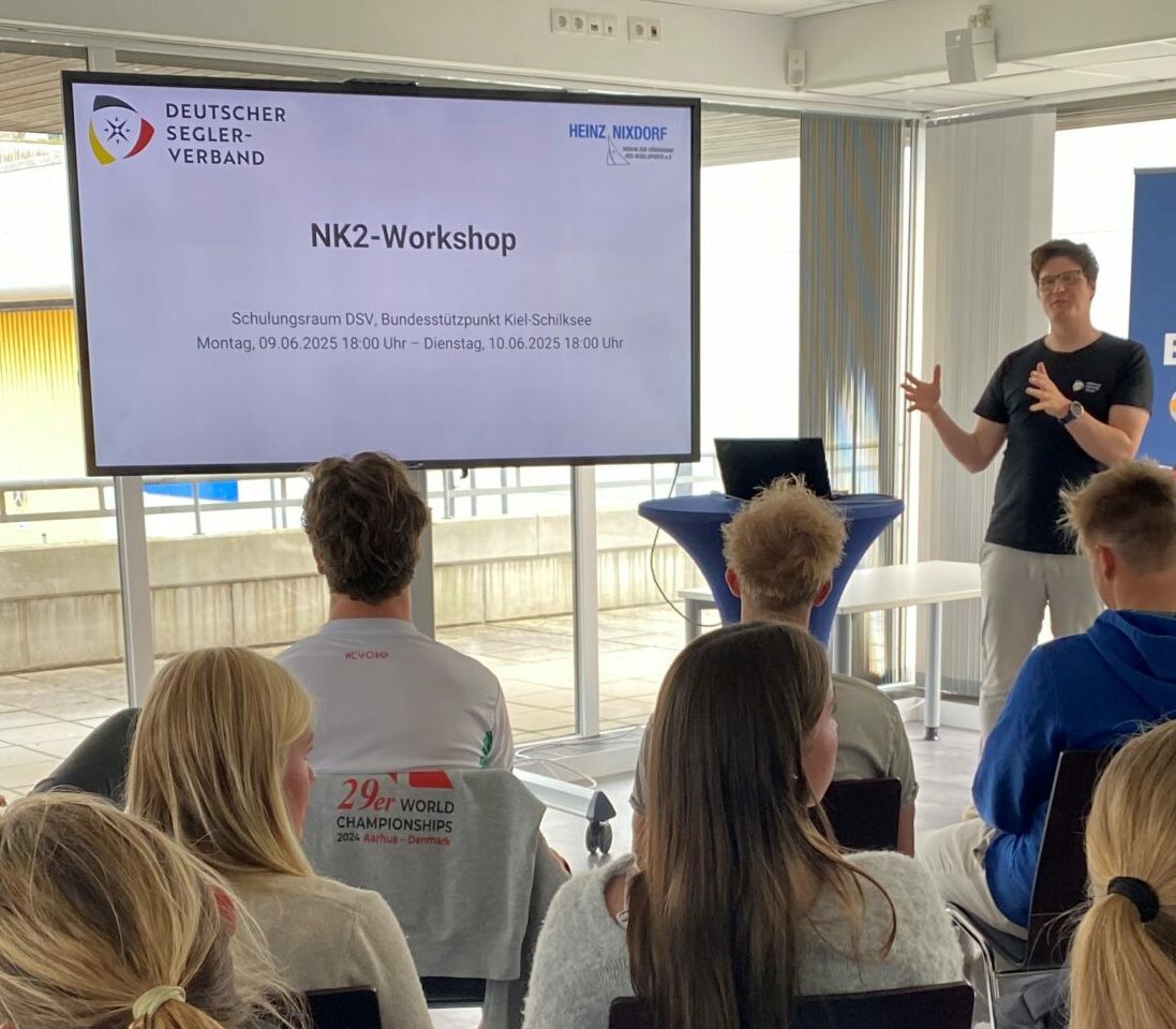 Ein Mann namens Moritz Klingenberg steht vor einer Schautafel und eröffnet einen Workshop