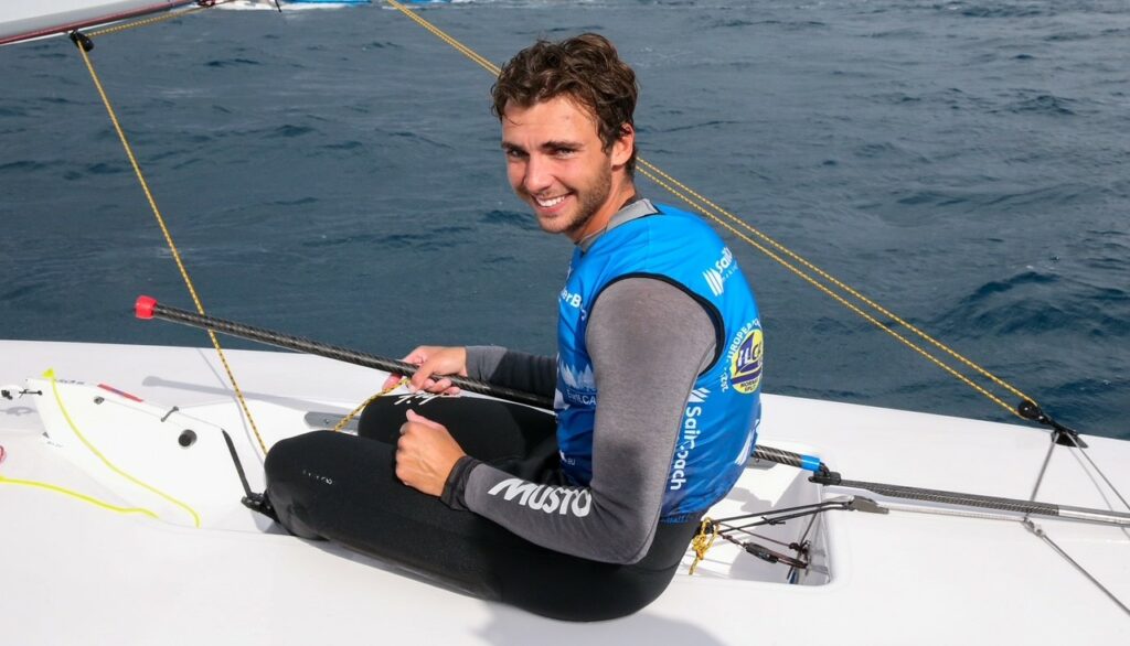 Ein Mann mit dunklen Haaren sitzt auf einer Jolle vom Typ ILCA 7, es ist der erfolgreiche Regattasegler Ole Schweckendiek aus Kiel.