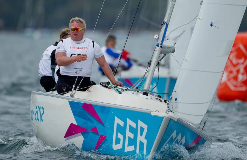 Jens Kroker, Robert Prem und Siegmund Mainka au dem Weg zu Paralympics-Silber 2012 im Sonar. Foto. onEdition/World Sailing 