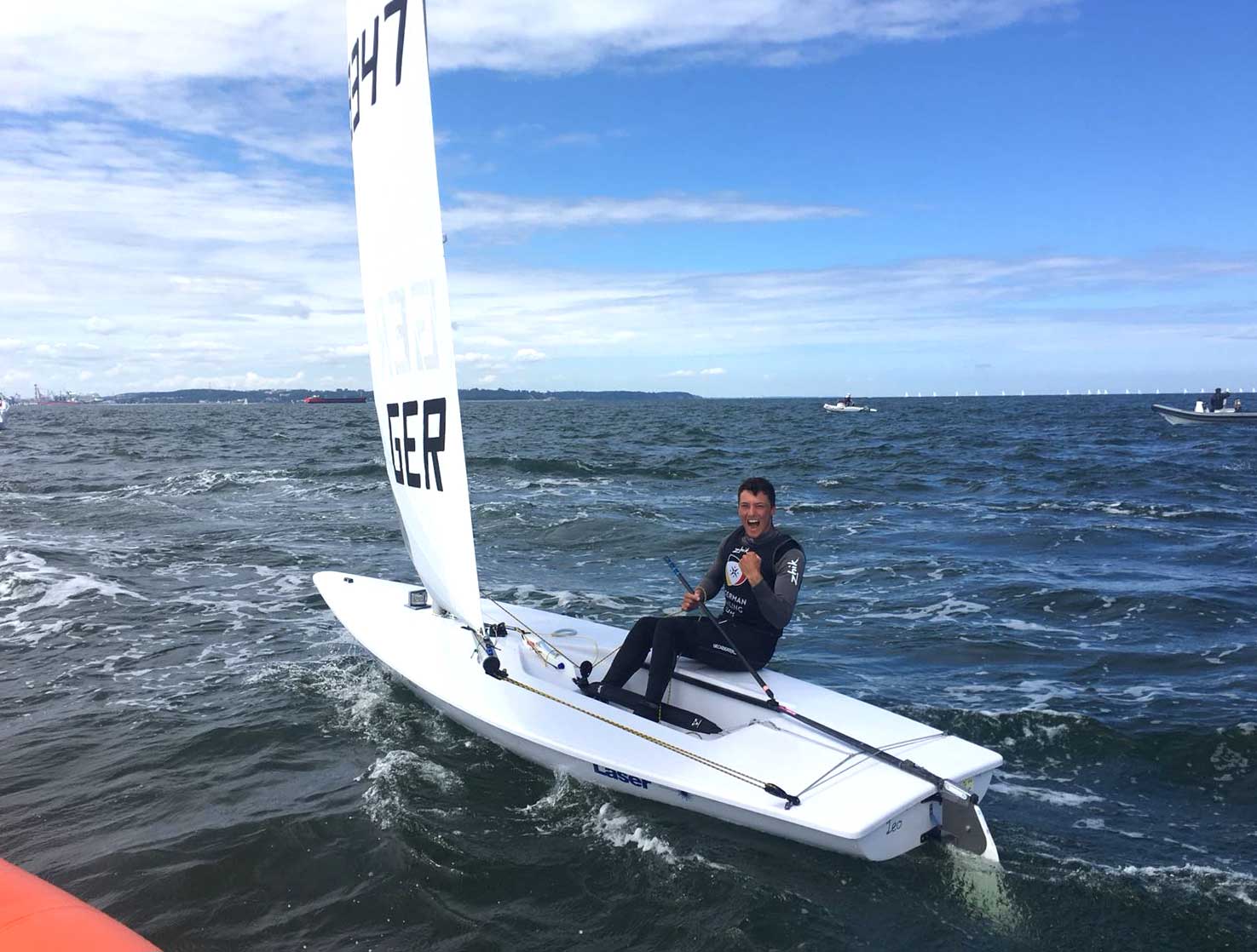 Juli 2018: Philipp Loewe jubelt über den Titelgewinn der Laser-Junioren-WM. Foto: Olli Freiheit