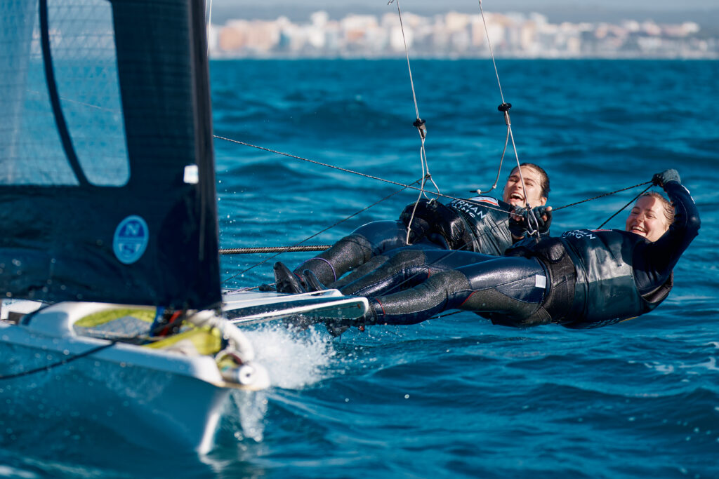 Zwei Seglerinnen auf einer Skiffjolle vom Typ 49erFX