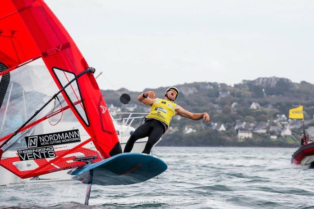 Freudentränen bei Sebastian Kördel: Er hielt im Finallauf dem hohen Druck Stand und holte Gold in der olympischen Windsurf-Klasse iQFOiL. Foto: Clément Quibel