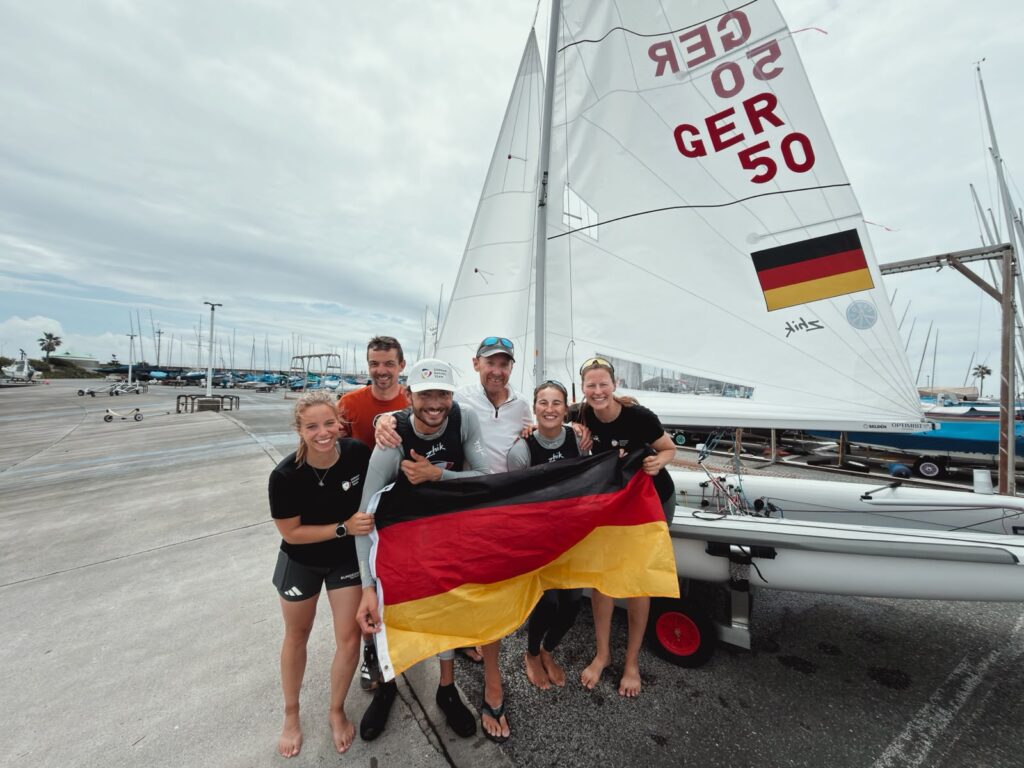 Das deutsche Team freut sich gemeinsam über das WM-Silber von Löffler/Hoerr